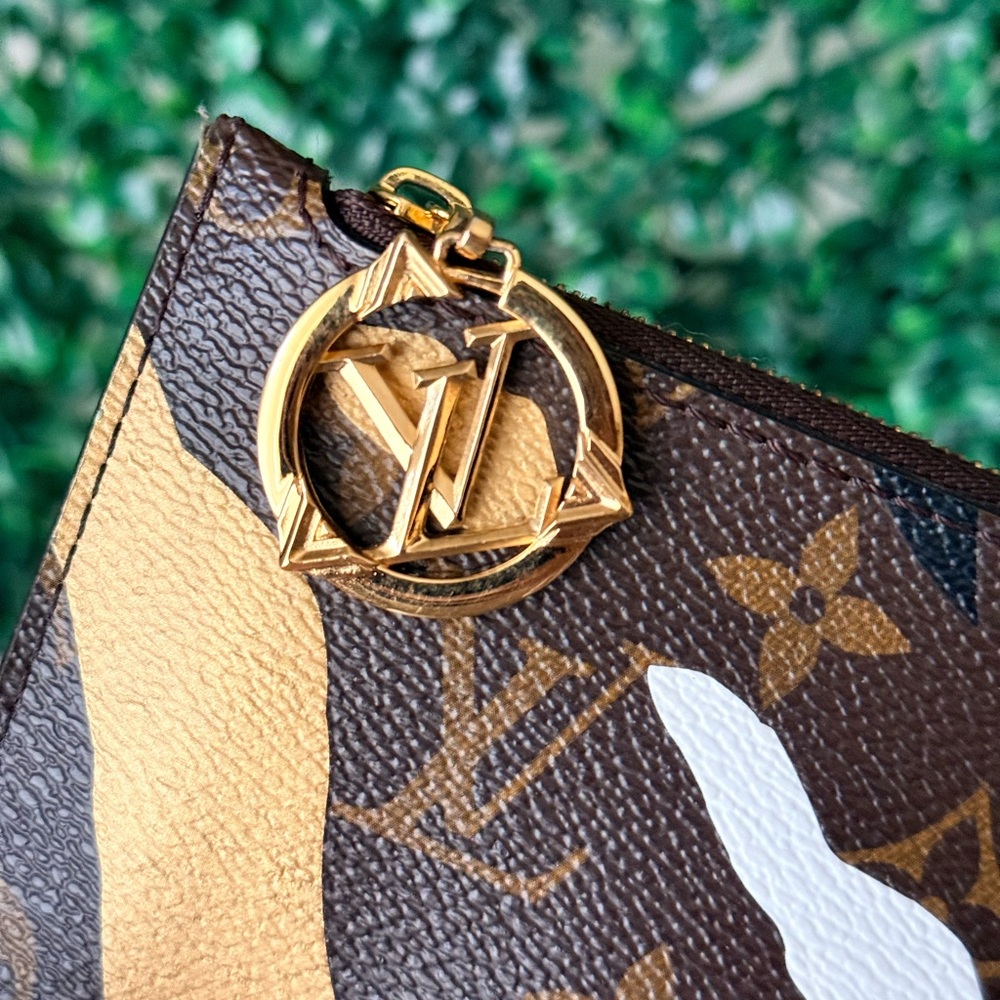 Louis Vuitton Monogram Limited Edition League of Legends Neverfull Pouch - Picture 7 of 7